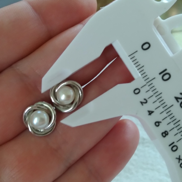 Freshwater pearl earrings in sterling silver basket wrap - Picture 4 of 4